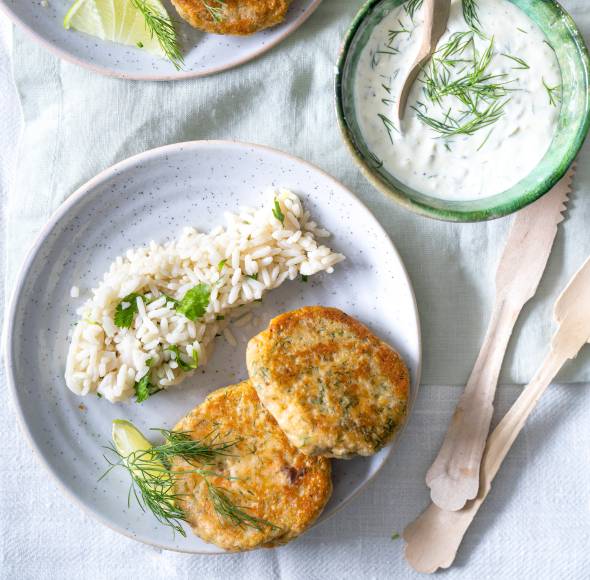 Lachsfrikadellen mit Reis und Remoulade