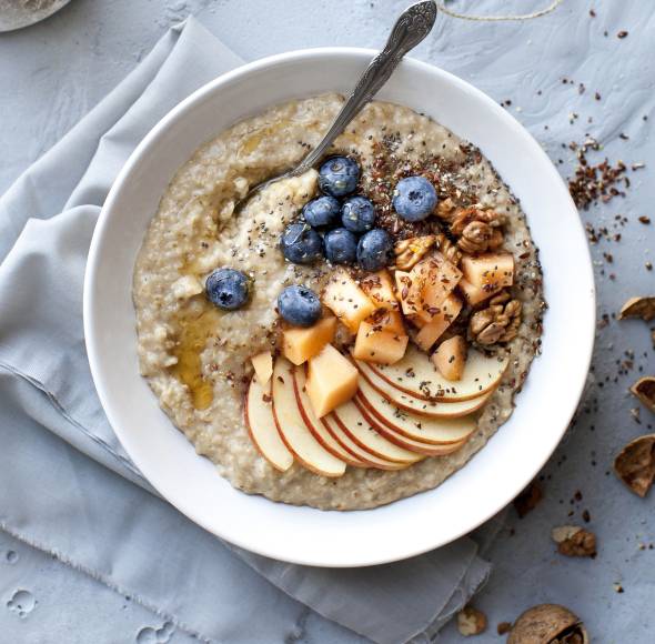 Porridge mit Apfel und Blaubeeren