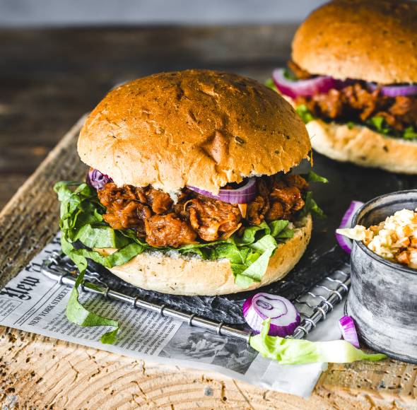 Pulled-BBQ-Jackfruit-Burger mit Coleslaw