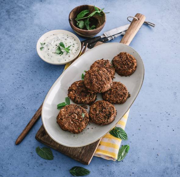 Schwarze Bohnen Frikadellen mit Joghurt Minz-Dip