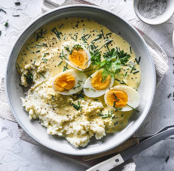 Senfeier mit Blumenkohlstampf