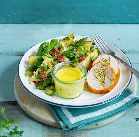 Spargel-Kartoffel-Salat mit gefüllter Hähnchenbrust und Sauce béarnaise