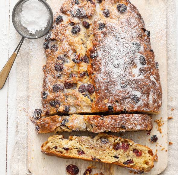 Veganer Mandelstollen mit Cranberries
