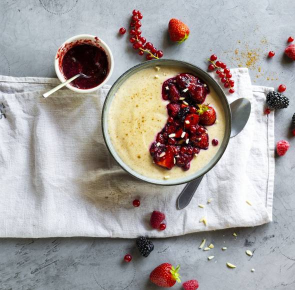 Dinkel-Grießbrei mit Beeren