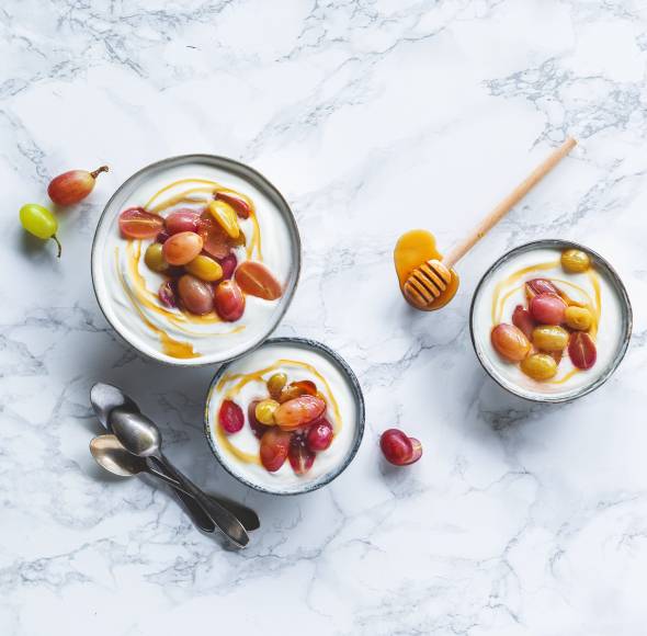 Gedämpfte Trauben auf Joghurt