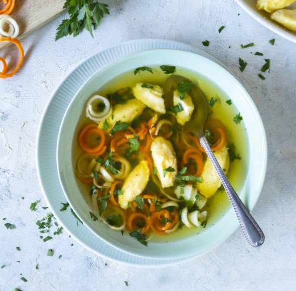 Gemüsesuppe mit Grießklößchen und Gemüse-Allerlei