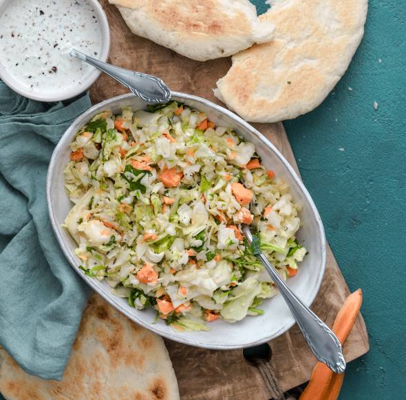 Krautsalat mit Pitabrot und Dip