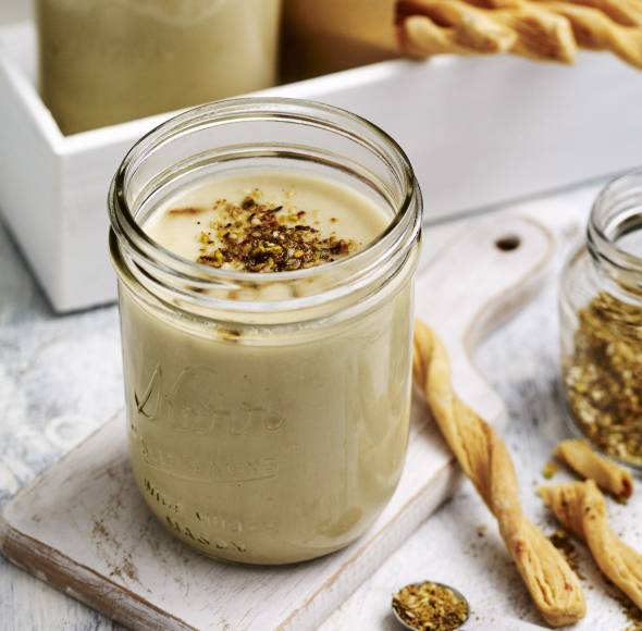 Mandel-Blumenkohlsuppe mit Brotsticks