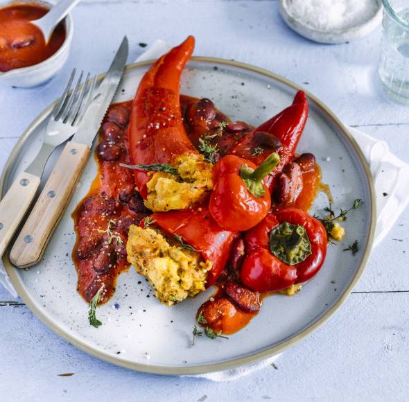 Mit Polenta gefüllte Spitzpaprika mit Tomaten-Bohnen-Soße