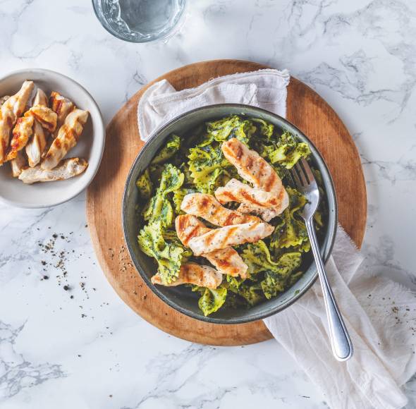Pasta-Hähnchen-Bowl mit Spinat