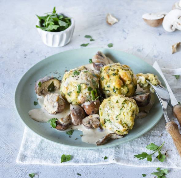 Semmelknödel mit italienischer Pilzrahmsoße