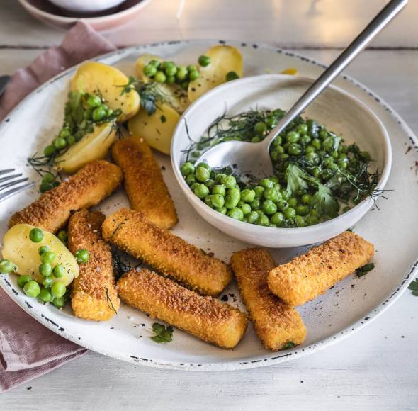 Vegane Fischstäbchen mit Erbsen und Kartoffeln