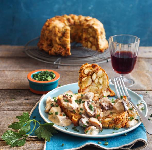 Knödel-Gugelhupf mit mediterraner Pilzsoße