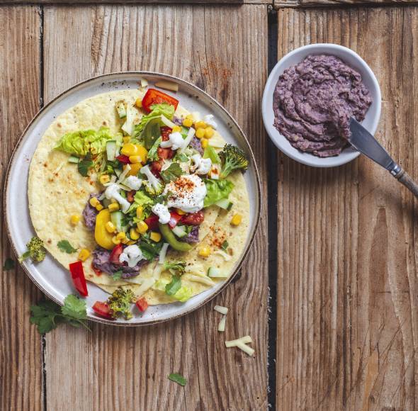 Tortilla mit Bohnencreme und Gemüse aus dem Glas