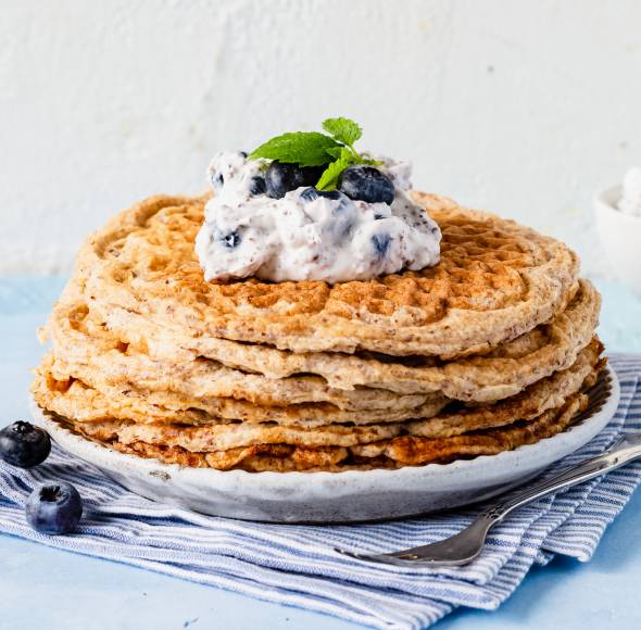 Low-Carb-Waffeln mit Blaubeerquark