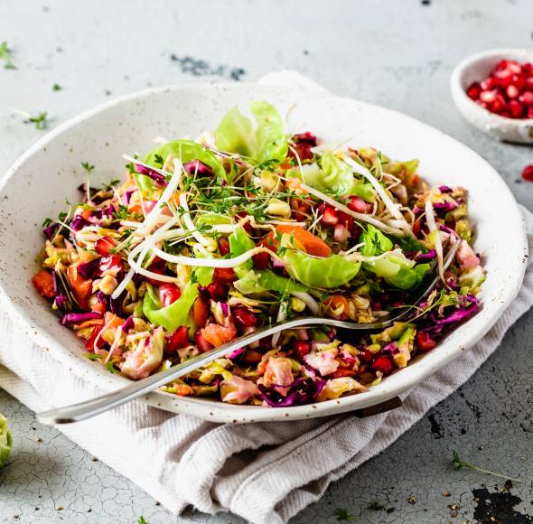 Rosenkohlsalat mit Granatapfelkernen