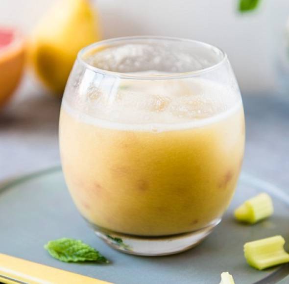 Birnen-Sellerie-Saft mit rosa Grapefruit