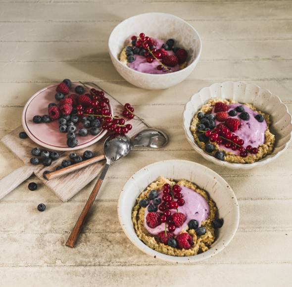 Frischkornmüsli mit Skyr und Beeren