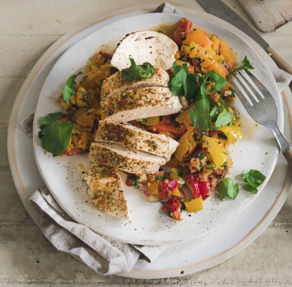 Hähnchenbrustfilets mit Paprikasalat