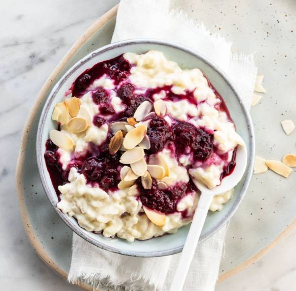 Mandelmilchreis mit Beerenkompott