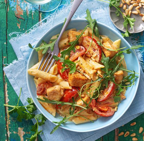 Nudeln mit Hähnchen in cremiger Gorgonzola-Soße