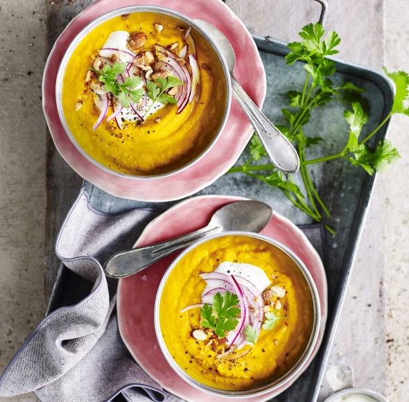 2 Schüsseln mit Süßkartoffelsuppe