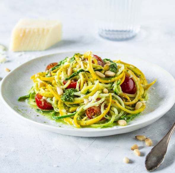 Zucchini-Spaghetti mit Pesto