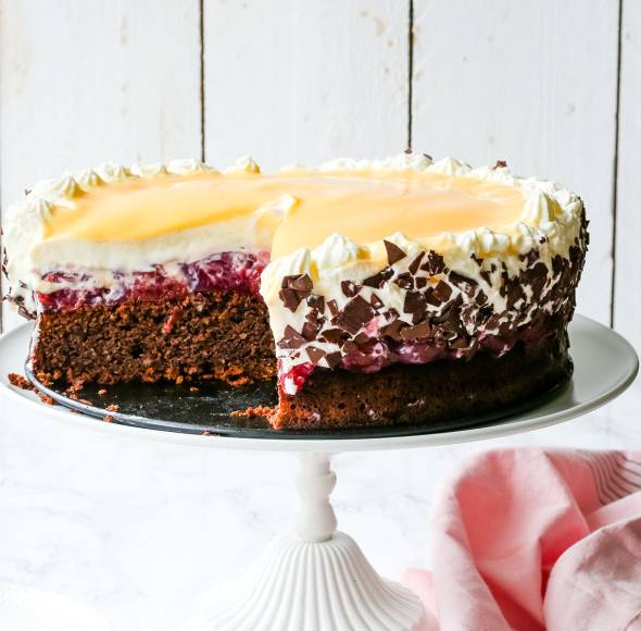 Eierlikörtorte mit Kirschen