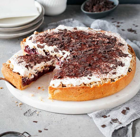 Feuerwehrkuchen mit Kirschen und Sahne