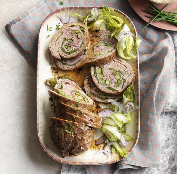 Saftiger Hackbraten mit grünem Spargel