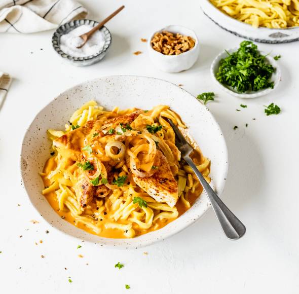 Zwiebel-Cheddar-Hähnchen mit Spätzle