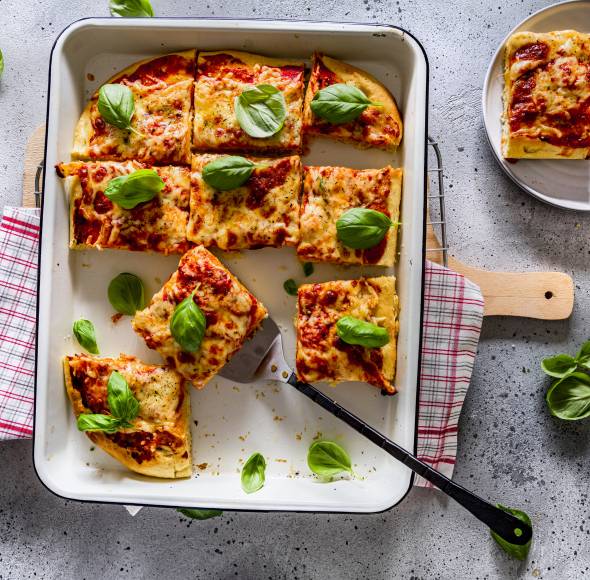 Salami-Pizza vom Blech für den Monsieur Cuisine | ZauberMix Salami-Pizza vom Blech für den Monsieur Cuisine | ZauberMix