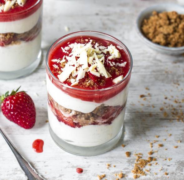 Erdbeer-Quark-Schichtspeise mit Haferkeksen