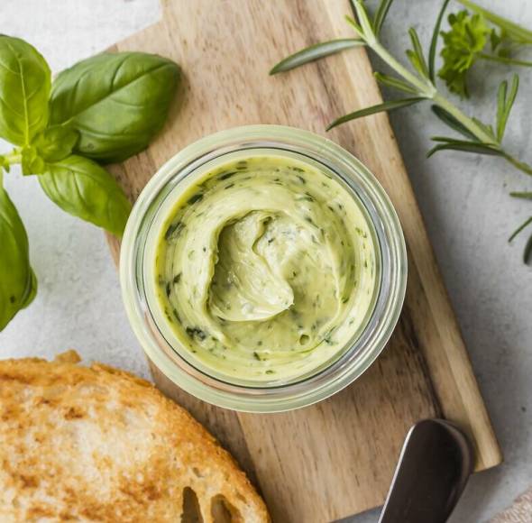 Kräuter-Knoblauch-Butter mit dem Monsieur Cuisine | ZauberMix Kräuter-Knoblauch-Butter mit dem Monsieur Cuisine | ZauberMix