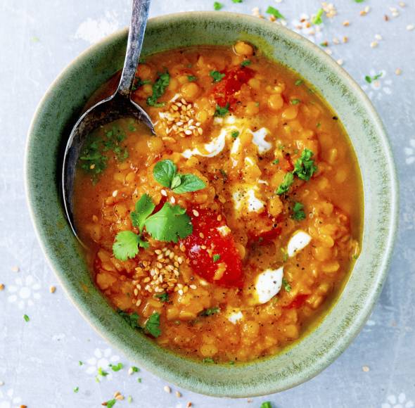 Linsendal mit Tomaten