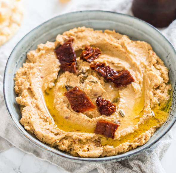 Mediterraner Tomaten-Hummus
