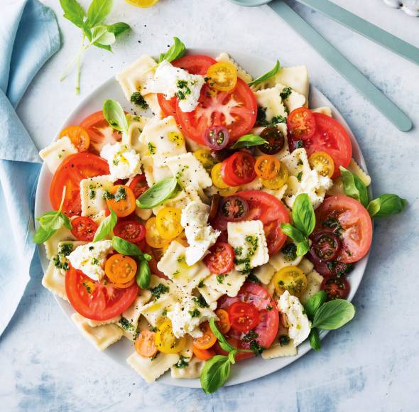 Ravioli-Caprese-Salat mit Basilikum-Pestodressing