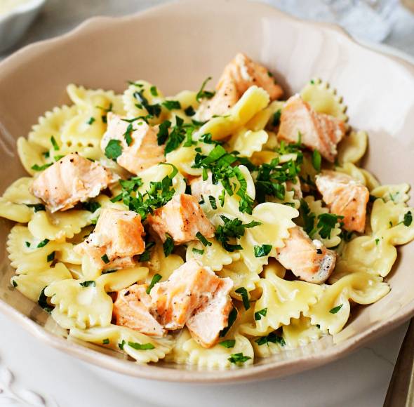 Nudeln mit Lachs und Kräuter-Käsesoße