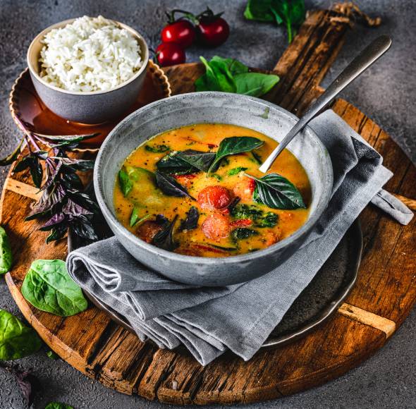 Curry mit Tomaten und Spinat