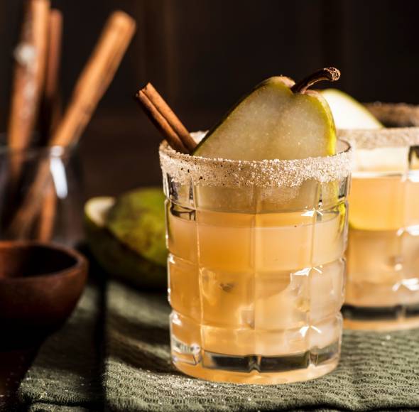 Gin Fizz mit Birne und Zimtzucker