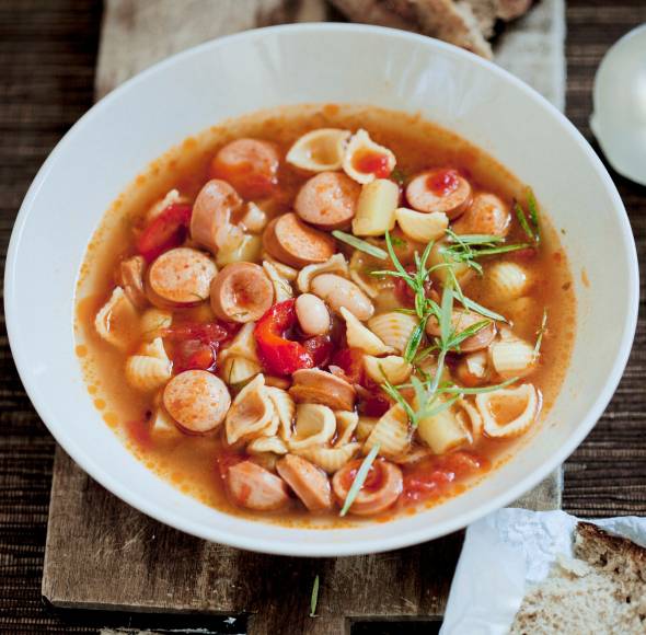 Schnelle Feierabendsuppe mit Würstchen