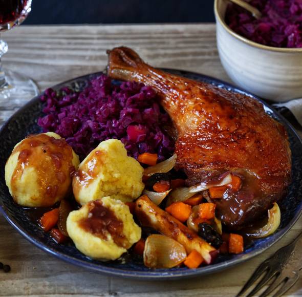 Ente mit Rotkohl, Klößen & Rotweinsoße