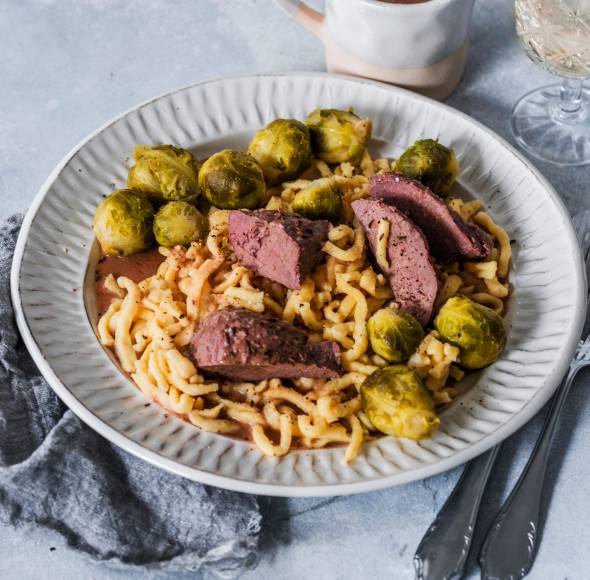 Rehrücken mit Rotweinsoße und Spätzle