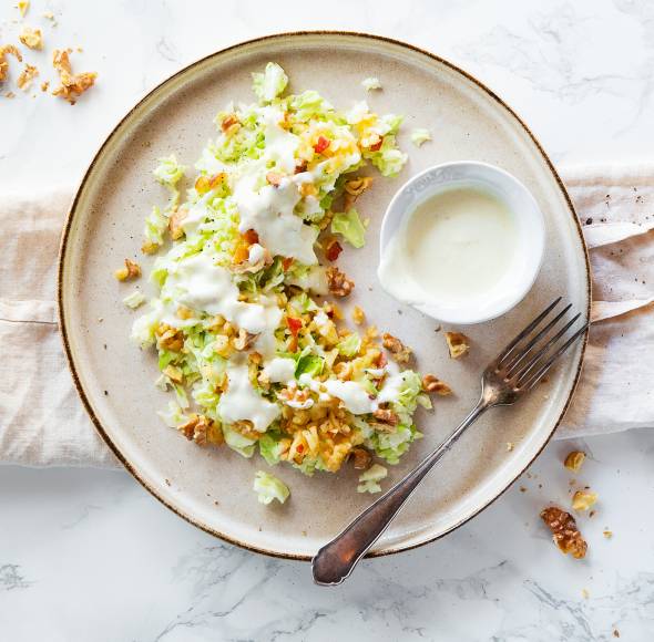 Spitzkohlsalat mit Apfel und Nüssen
