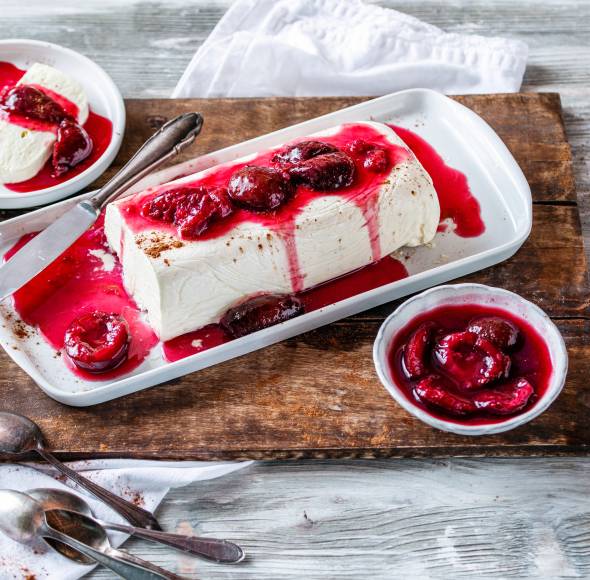 Vanilleparfait mit Glühweinkompott