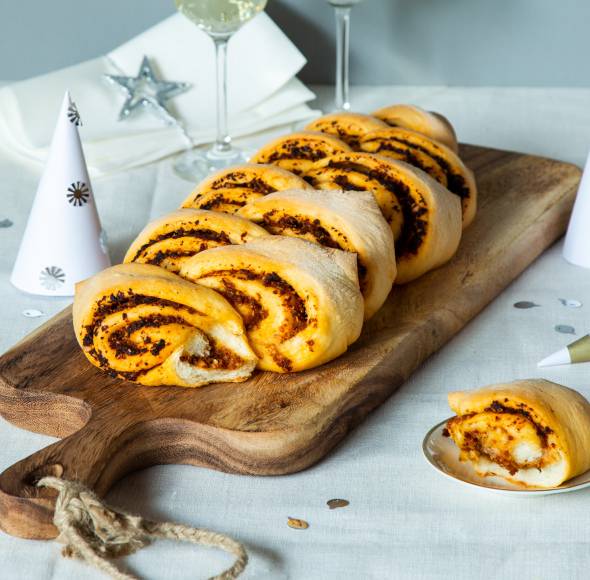 Zupfbrot mit schnellem Tomatenpesto