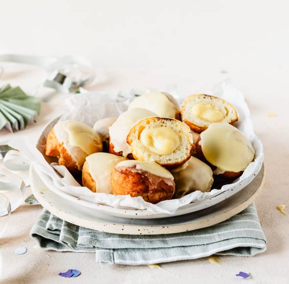 Gefüllte Mini-Berliner mit Eierlikör und Guss