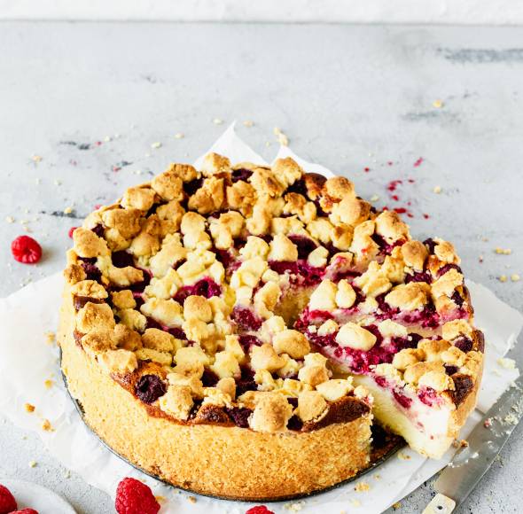 Käsekuchen mit Himbeeren und Streusel