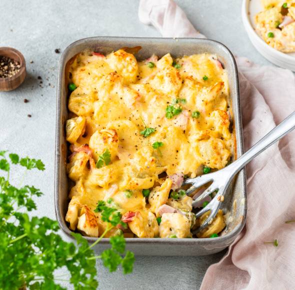 Ofen-Tortellini mit Schinken und Erbsen