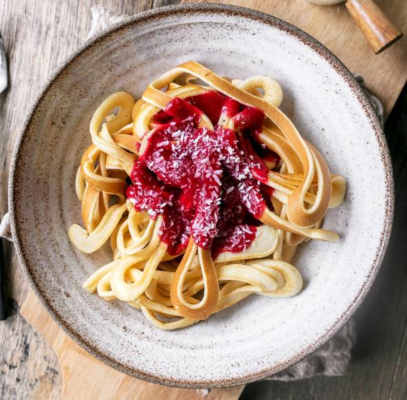 Pancake-Spaghetti mit Himbeersoße